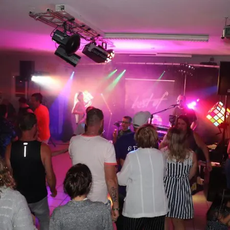 Mobil-home Avec Terrasse - 2 A - Api-1-52-300 مكان تخييم *